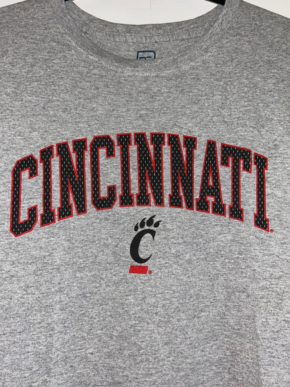 UC University of Cincinnati Bearcats grey tee 
size medium M